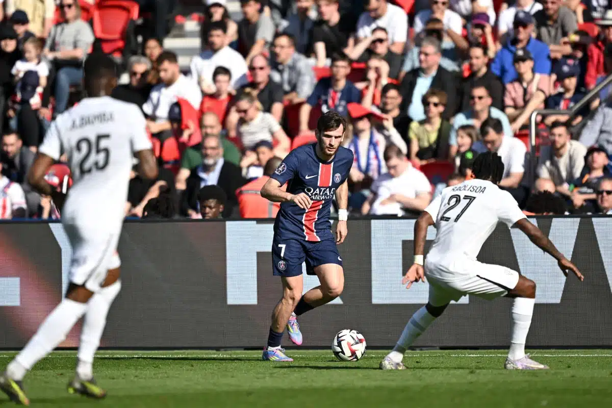 Khvicha Kvaratskhelia during Ligue 1 McDonald's match between Paris and Angers at Parc des Princes.