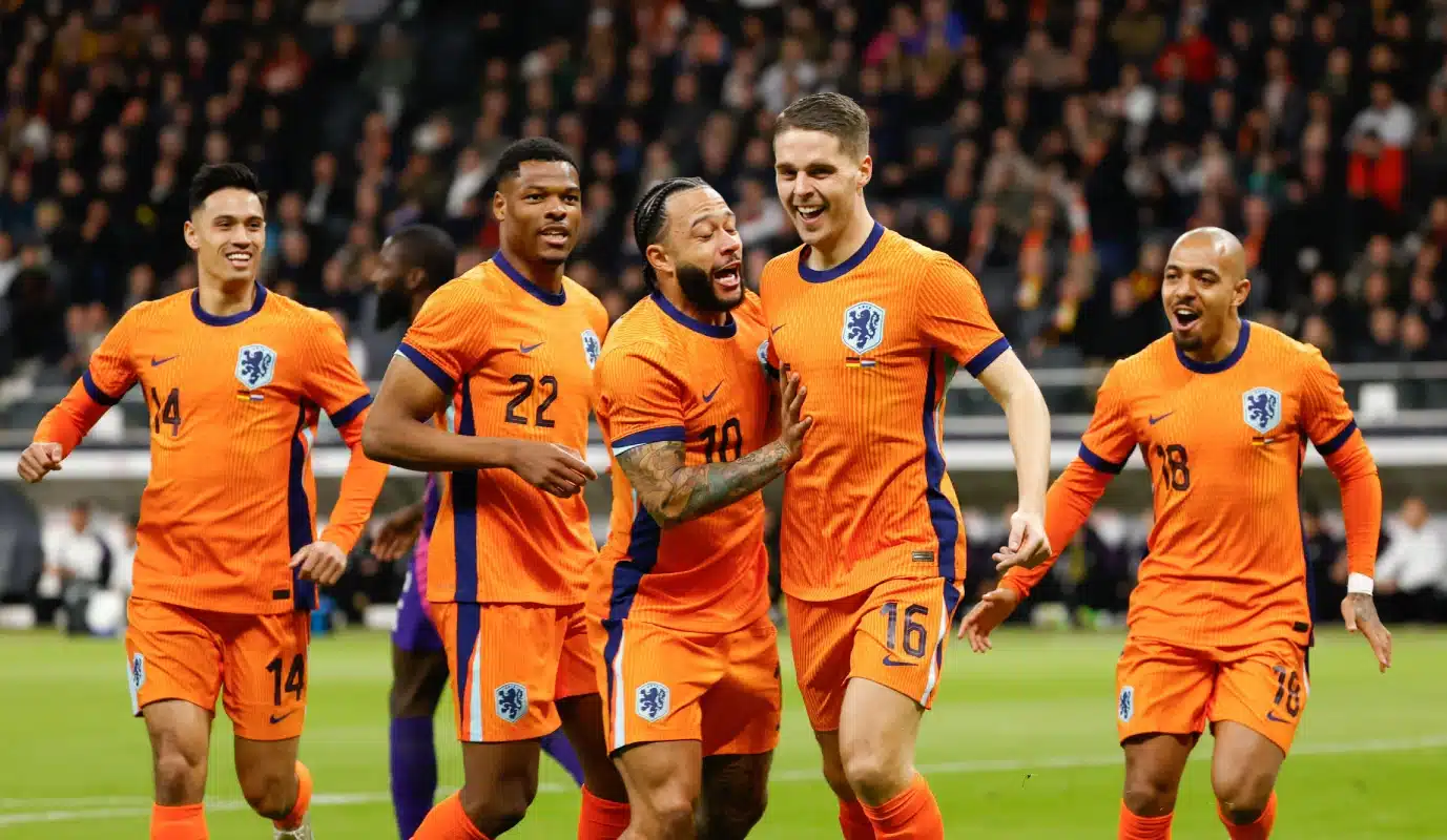 Memphis Depay with the Netherlands team celebrating after a goal.