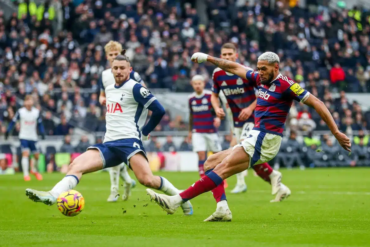 Alexander Isak shoots during the Premier League match Tottenham Hotspur vs Newcastle United, 2025