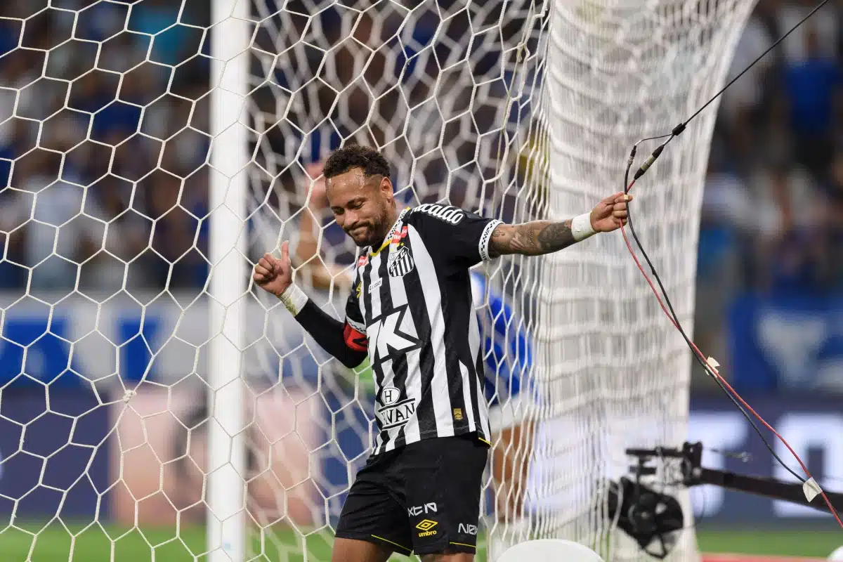 Neymar Junior reacts during the Campeonato Brasileiro match between Cruzeiro and Santos at Estadio do Mineirao