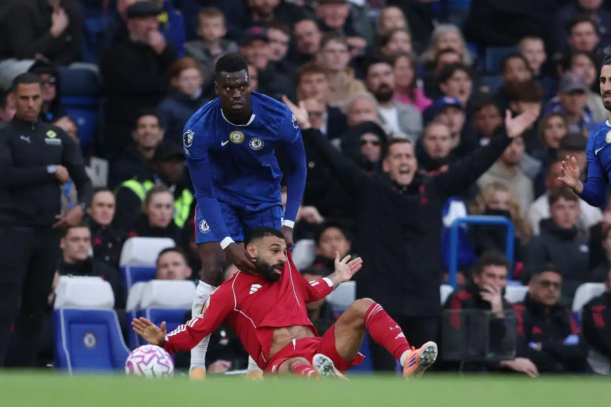 Mohamed Salah of Liverpool is held by Benoît Badiashile of Chelsea during the Chelsea vs Liverpool Premier League match, 4th Oct, 2025