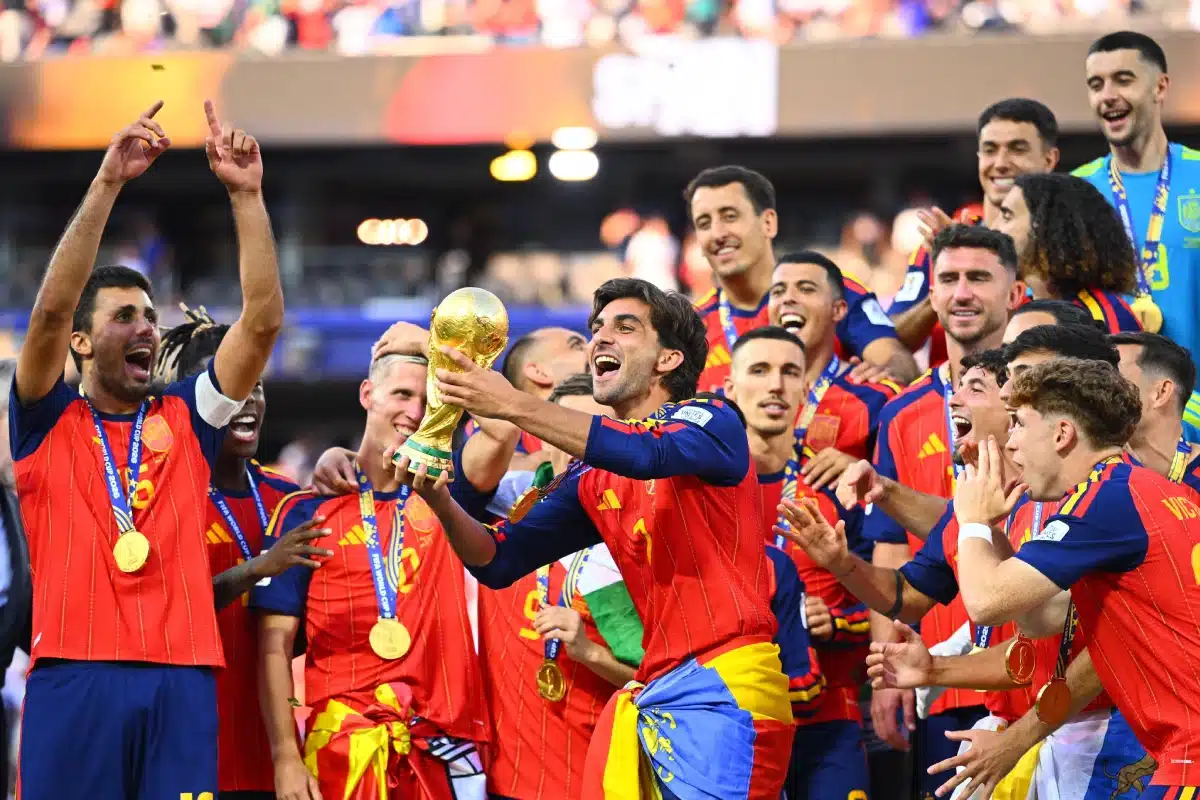 Ferrán Torres celebrates the World Cup title with his teammates, 2026